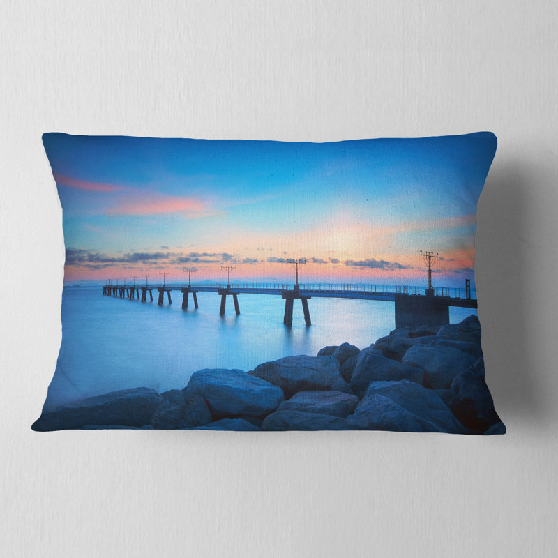 Sea Bridge Blueish Rocky Seashore avec coussin de jetée, Rectangle, 12 po x 20 po