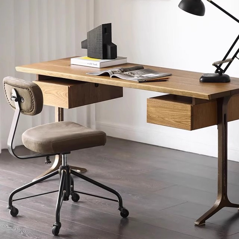 Ensemble de bureau et de chaises de style moyen-ancien moyen