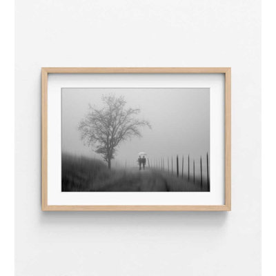 Reproduction de photographie: Couple dans le brouillard - Art mural monochrome