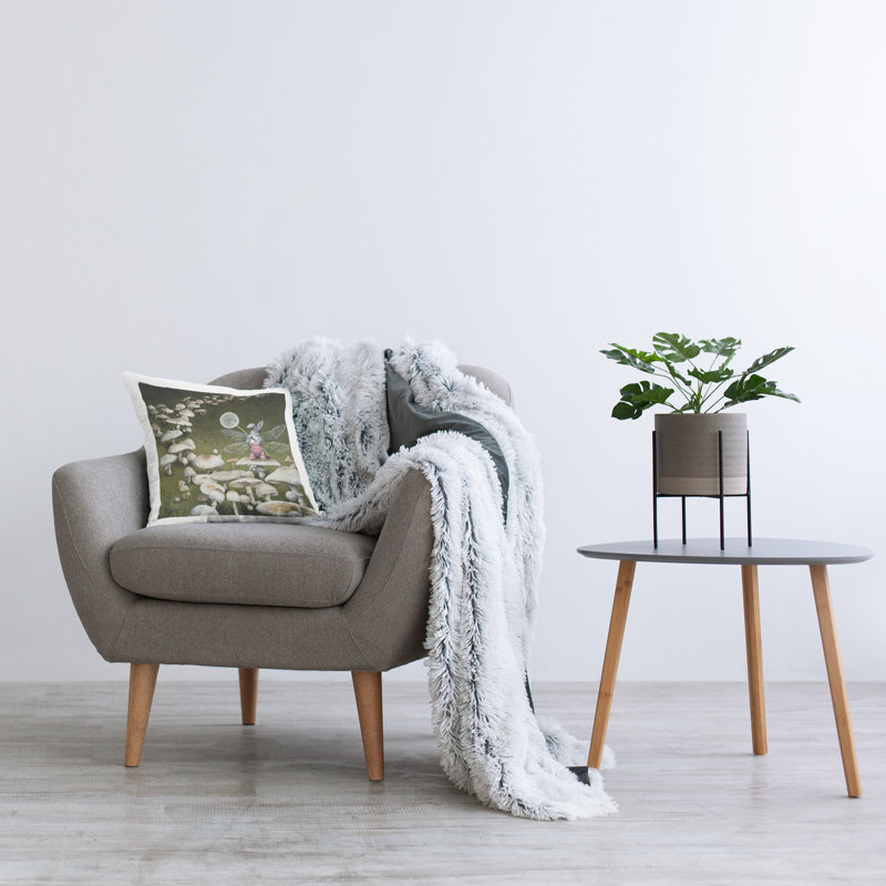 Conception de coussin décoratif imprimé fée lapin sur champignon par Maggie Vandewalle