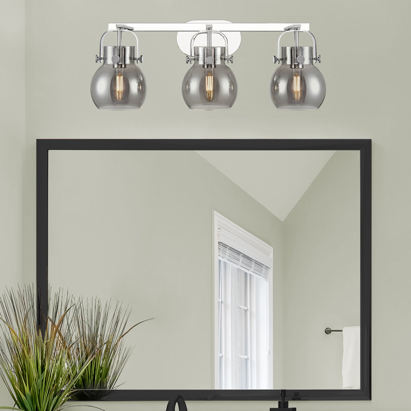 Éclairage pour meuble-lavabo mural 3 lumières 6 po Skerry, Fumée, Chrome poli