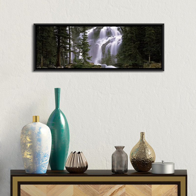 Vue panoramique d'une cascade dans une forêt, Banff, Alberta, Canada - reproduction de photo sur toile tendue