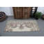 Tapis turc rétro à motif floral fabriqué à la main dans des tons pastel, parfait pour un décor romantique
