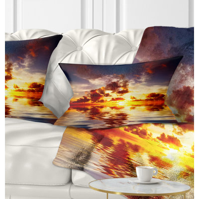 Magnifique coussin de soleil à coucher de mer avec un magnifique coussin lombaire ciel