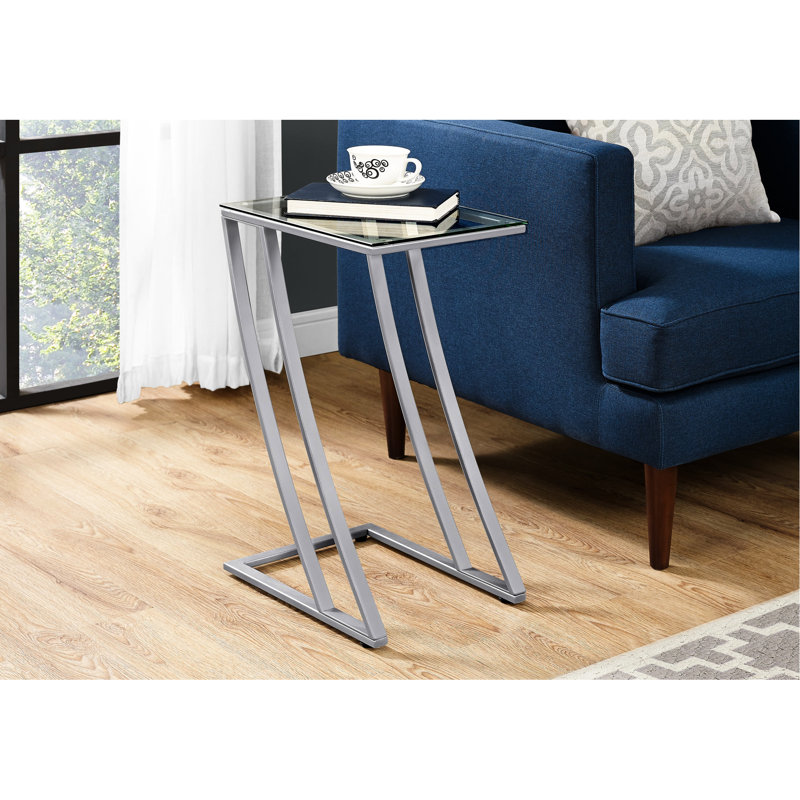 Table d'appoint contemporaine avec piètement en métal en forme de Z et plateau en verre trempé, idéale pour les aires de vie et les chambres à coucher.