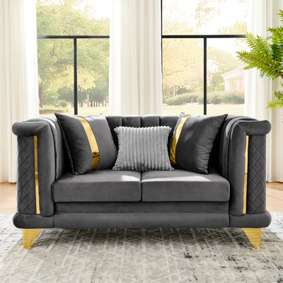 Velours gris luxueux de 69 pouces avec texture brodée et finitions dorées, canapé de style victorien de style Mid-Century, 3 coussins, assise moelleuse pour le salon en gris, siège en acier inoxydable de canapé moderne, roulé