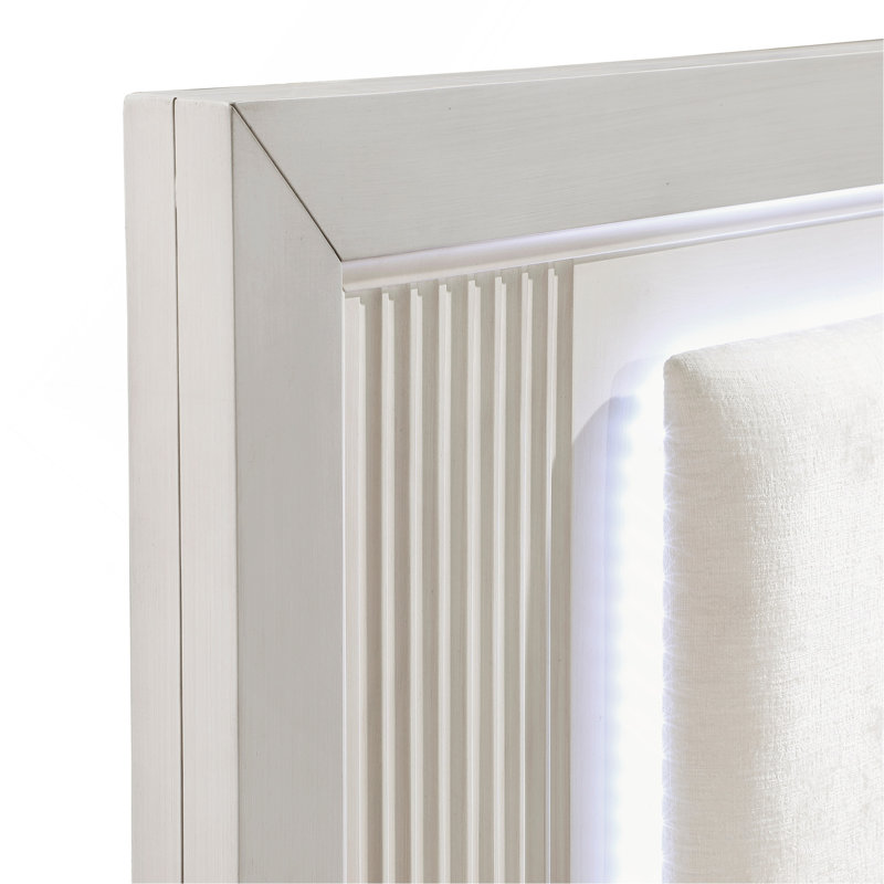 Grand lit à finition blanc antique avec tête de lit rembourrée à DEL avec meubles de chambre à coucher modernes 1pc, façades en roseaux