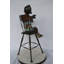 Statue fille avec un chat sur une chaise haute, taille: L 16 po x l 16 po x H 38 po.