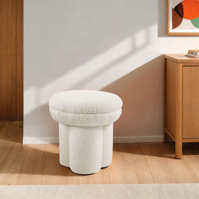 Tabouret décoratif contemporain beige, base piédestal, l 17,5 po x P 17,5 po, 19h, revêtement en peau de mouton doux pour le salon dans l'espace principal