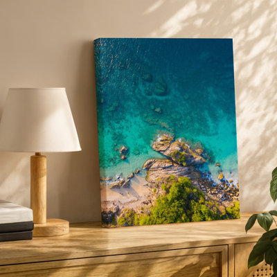 Toile, vue aérienne d'une superbe côte tropicale mettant en vedette un art mural turquoise éclatant sur fond de rivage rocheux