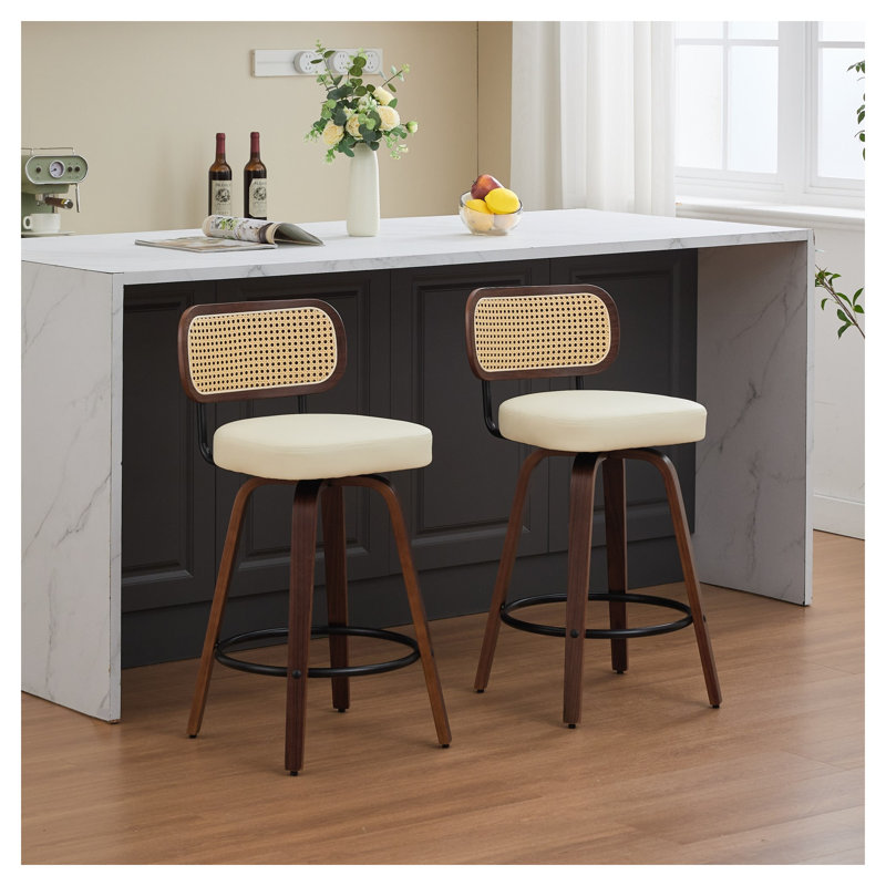 Ensemble de 2 tabourets de bar à hauteur de comptoir avec design à oreilles en rotin, sièges en cuir de polyuréthane beige de 26 pouces pour îlot de cuisine et salle à manger