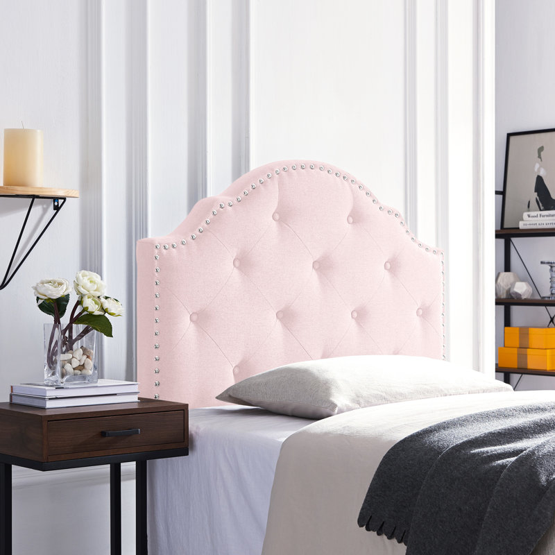 Tête de lit simple en rosé, illustrant un magnifique bouton en losange et une garniture cloutée élégante et captivante