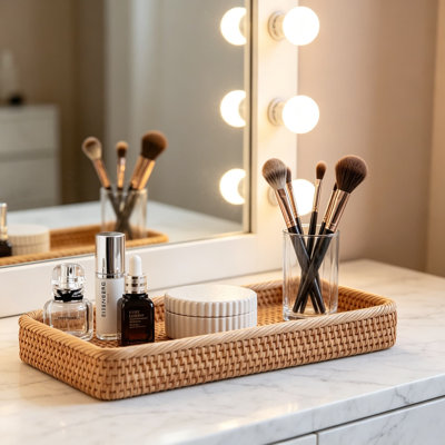 Plateau de meuble-lavabo en rotin tissé à la main, panier de rangement pour réservoir de toilette long et étroit pour organisateur de serviettes, parfums et articles de toilette, décor rustique de ferme, 16,3 x 6,1 x 2 pouces