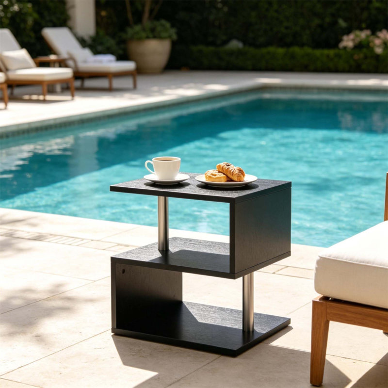 Table d'appoint chic en forme de S avec trois niveaux pour le rangement et la présentation, parfaite pour les espaces de vie modernes.