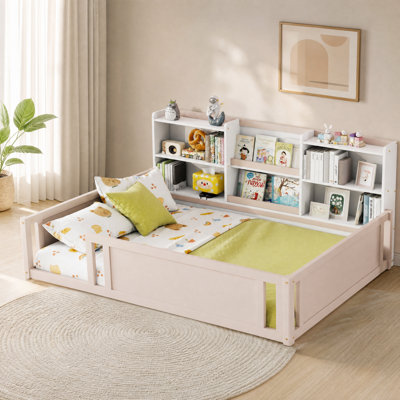 Lit plateforme pleine grandeur en bois avec barrière de sécurité et tablettes de rangement latérales