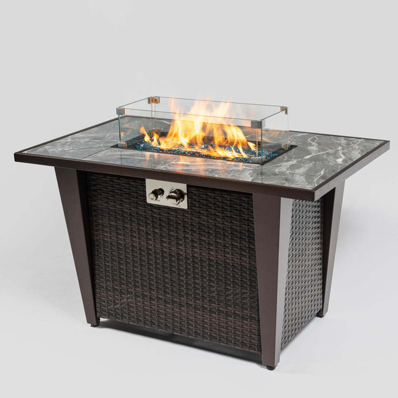 Foyer de table d'extérieur au propane / gaz naturel H 24,8 po x l 42 po avec couvercle Cindye