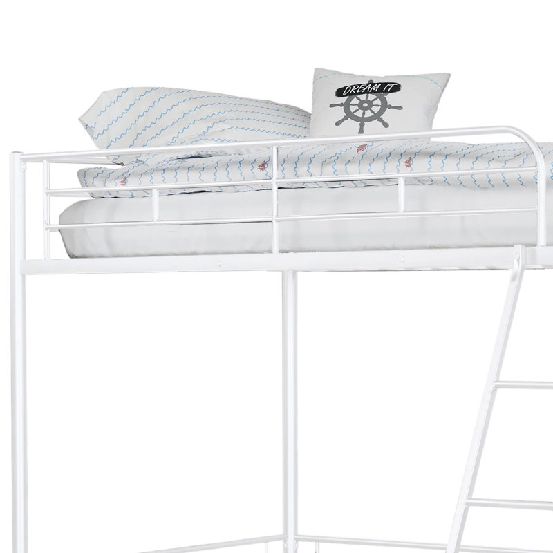 Lit mezzanine simple de style contemporain en métal blanc, espace ouvert construit pour le rangement de la planche à roulettes sous la table attachée