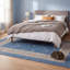 Tapis Fennel moderne à motifs mosaïques abstraits, bleu, gris, or, crème, ivoire, lavable à la machine, antidérapant, à poils courts, pour l'intérieur et l'extérieur, adapté aux animaux domestiques, idéal pour le salon, la chambre, la salle à manger, l'entrée, le couloir ou le bureau.-911196724