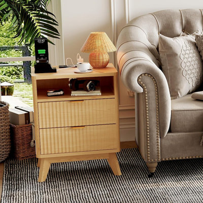 Table de chevet cannelée moderne, table de chevet en bois avec ports et prises USB, 2 tiroirs et tablette ouverte, table de chevet avec pieds en bois massif pour la chambre du salon