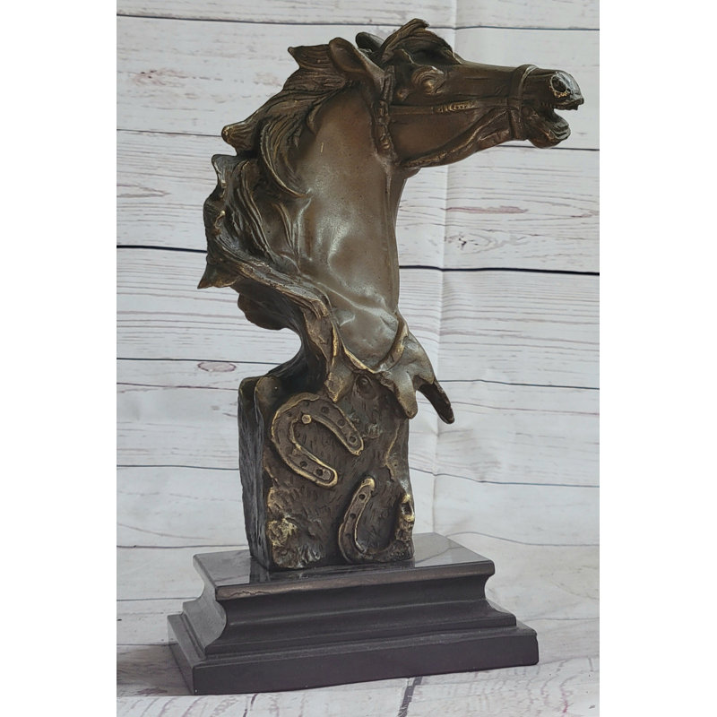 Sculpture en bronze sur fond de marbre