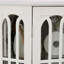 Vitrine de coin avec 4 tablettes réglables en verre trempé et système d'éclairage, pieds en bois massif, panneau arrière en miroir en acrylique (ampoule E26 non incluse)-870089675
