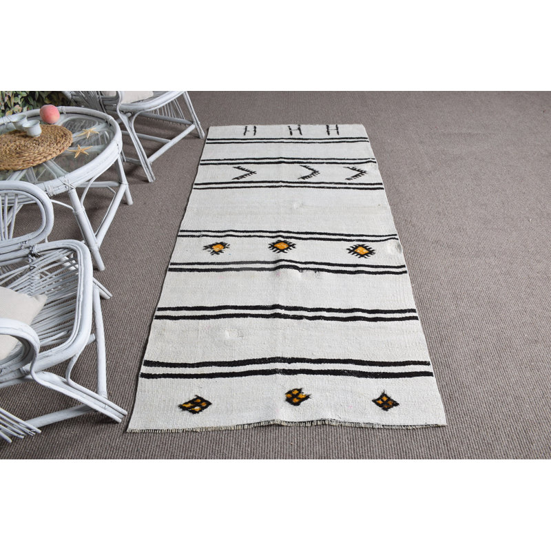 Tapis turc rétro vintage en blanc et noir avec des motifs géométriques pour une décoration intérieure unique