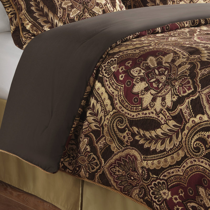 Édredon 4 pièces pour très grand lit. Motif. Chenille et taies décoratives. Jupe de lit au look captivant. Fermeture à glissière cachée. . Nettoyage à sec et lavable à la machine. Importé d'inspiration. Magnifique