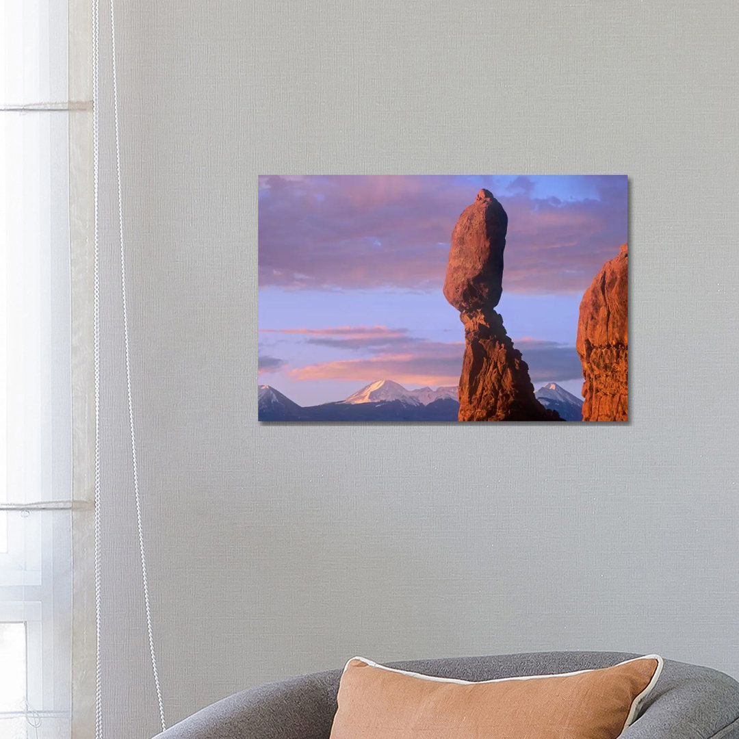 La Sal Mountains und Balanced Rock, Arches National Park, Utah von Tim Fitzharris - Galerie-verpackte Leinwand Giclée au...