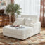 Canapé-lit rembourré en fausse fourrure beige avec porte-gobelet et coussins décoratifs