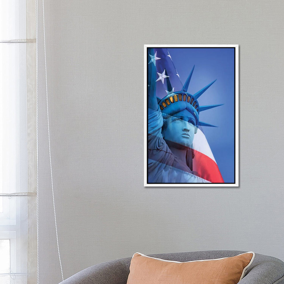 USA, Nevada, Las Vegas. Freiheitsstatue und Amerikanische Flagge von Jaynes Gallery - Galerie-verpackte Leinwand Giclée ...