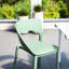 Chaise pliante en polypropylène à revêtement anti-transpiration, idéale pour se détendre en terrasse. Résistante à l'usure, facile à nettoyer et ergonomique. Ensemble de 4 chaises pliantes pour des réunions conviviales. Finition soignée, sans entretien, confortable même pour de longues périodes d'assise.