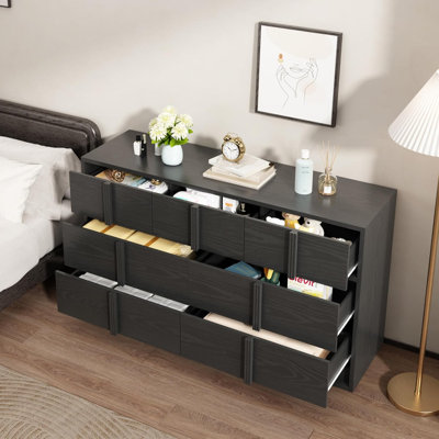 Commode avec tiroirs et poignées en bois
