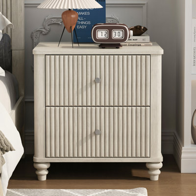 Table de chevet cannelée, table d'appoint de 21,65 po à 3 tiroirs, table de chevet moderne en bois de style Mid-Century avec poignée en métal, table de chevet en bois pour la chambre à coucher, le salon, le placard