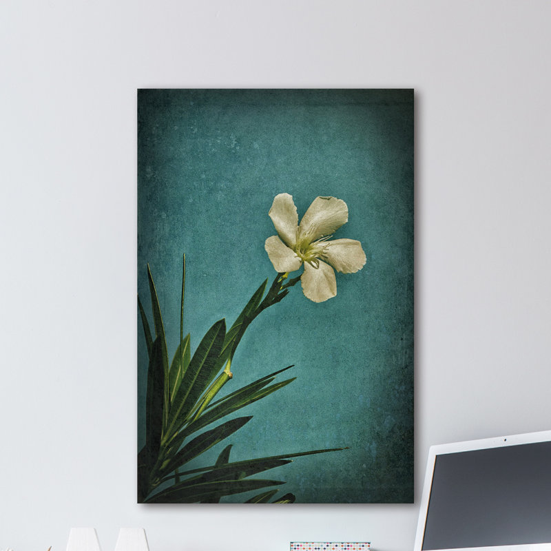 "White Flower Right", reproduction sur toile tendue, H 60 po x l 40po x P 1,5 po