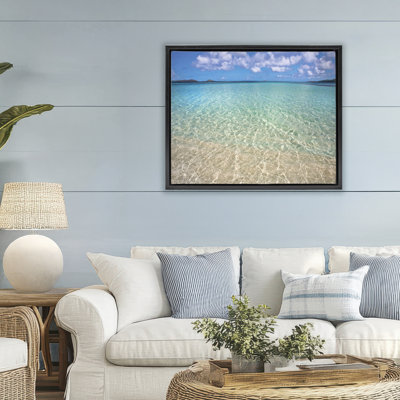 Cadre flottant transparent des eaux de la plage des Caraïbes, design par Seven Trees Design
