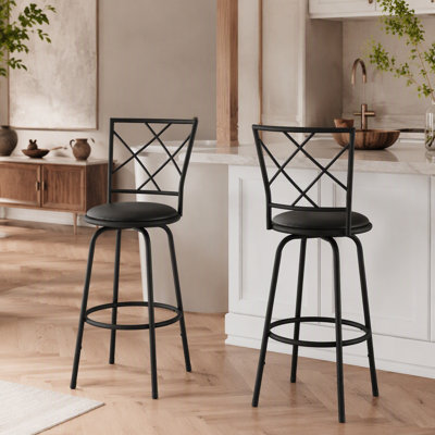 Ensemble de 2 tabourets pivotants élégants, aspect métal et cuir, pour un bar ou un îlot de cuisine contemporain.
