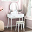 Mobilier de luxe: meuble-lavabo à finition blanche avec 4 tiroirs, miroir à DEL et tabouret pour miroir de chambre à coucher, tiroirs coulissants assortis-131299525
