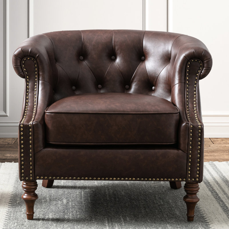 Chaise en similicuir brun classique, détails à boutons, sièges confortables, fabrication en bois franc pour l'élégance, bois