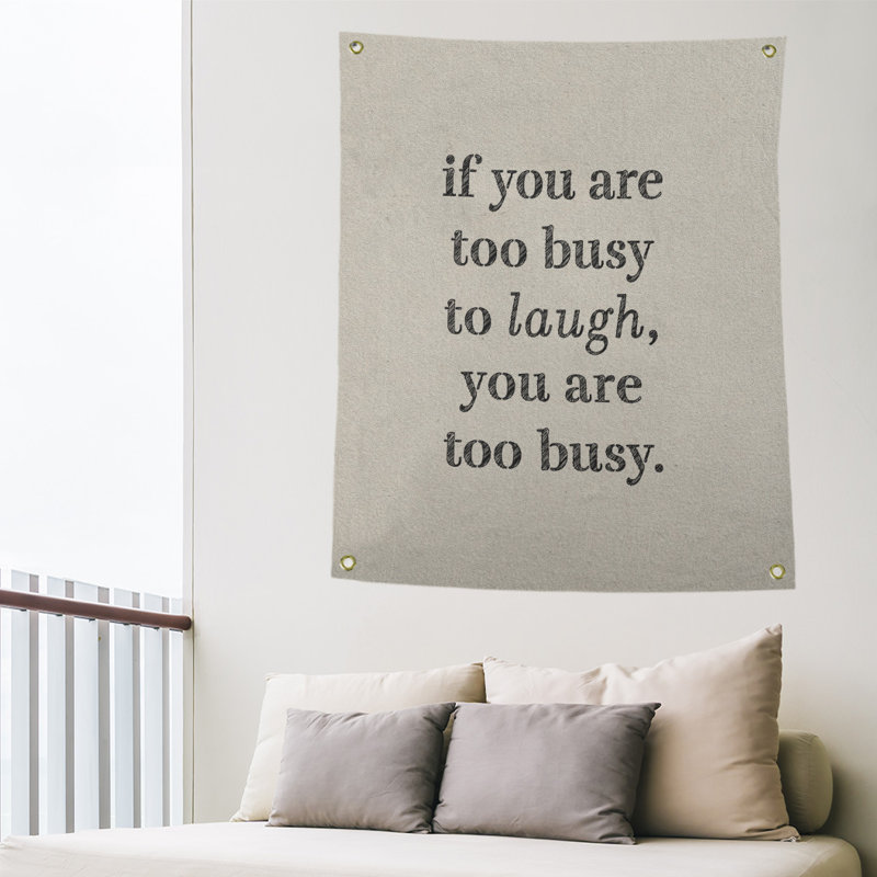 Tapisserie en polyester pour le temps pour les citations de rire, H 36 po x l 26 po, Blanc / Noir