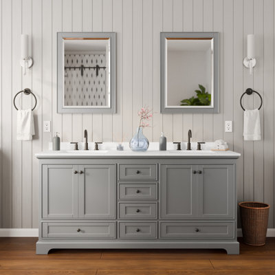 Meuble-lavabo double 72 po Deborah en gris foncé, comptoir en marbre de culture de Carrare, lavabos carrés encastrés (3 trous), garniture noir mat, miroirs 24 po