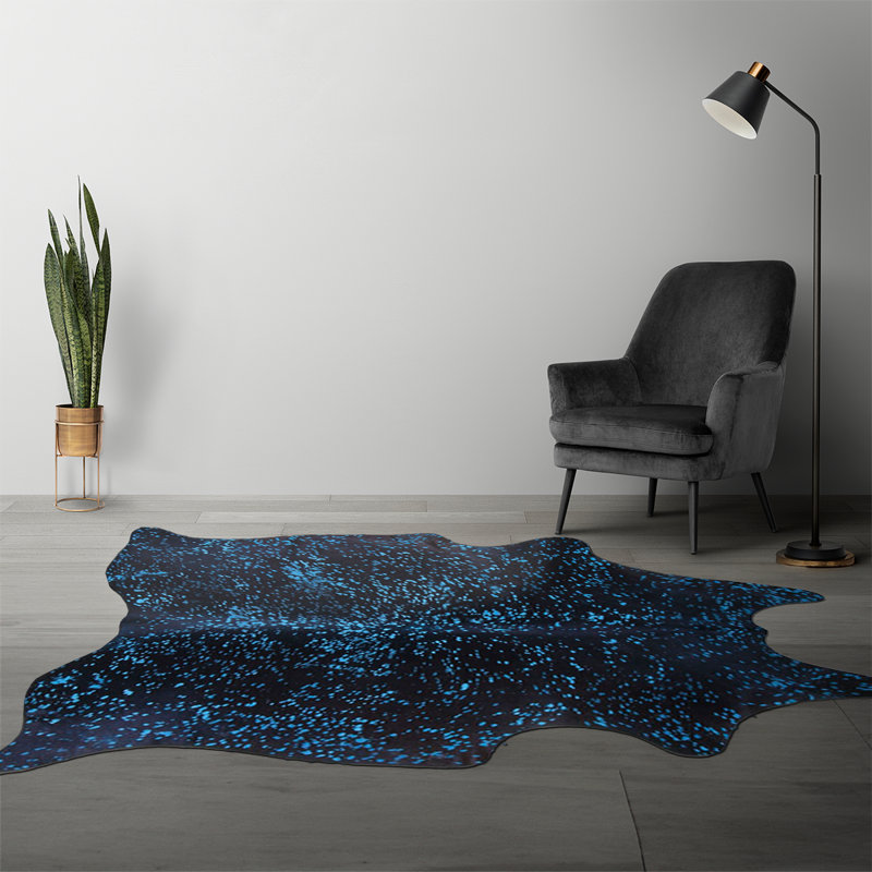 Tapis en cuir de vache teint sur mesure bleu sur fond noir, Nouveauté 5 pi 8 po x 6 pi 7 po