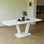 Table de cuisine blanche avec pieds en forme de U pour une fonctionnalité extensible, durable et résistante