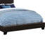 Lit double brun avec cadre rembourré en similicuir doux et sommier pour une chambre luxueuse