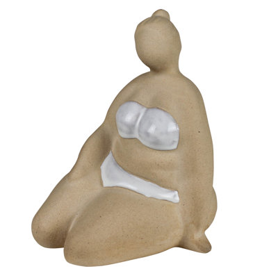 Sculpture Joelyn en céramique assise au soleil