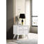 Chambre à coucher blanche 3 pièces: grand lit 2 tables de chevet, conception à texture ondulée avec panneau de tables de chevet d'angle et pieds de tête en bois massif