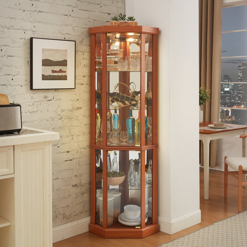 Vitrine d'angle éclairée en chêne foncé avec étagères réglables et fermetures magnétiques pour le rangement du vin à la maison ; idéale pour la décoration du salon.
