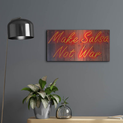 Trinx «Make Salsa Not War In Neon Road» par Luxe Portfolio, art mural en métal