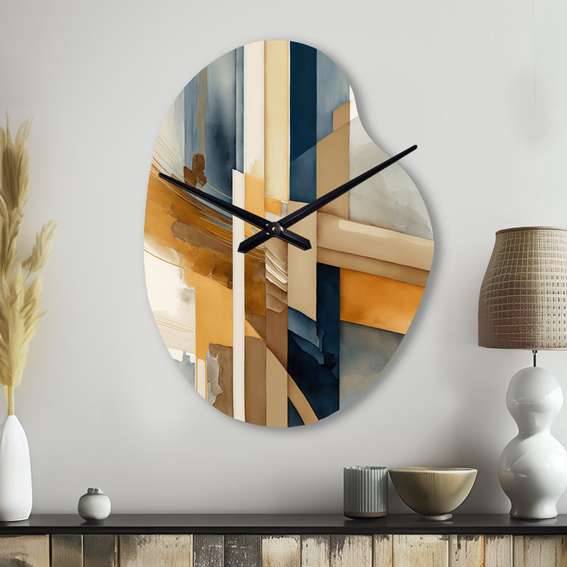 Moderne bleu et or abstrait I - horloge transitionnelle asymétrique en métal, impression d'horloge murale de forme unique bleue