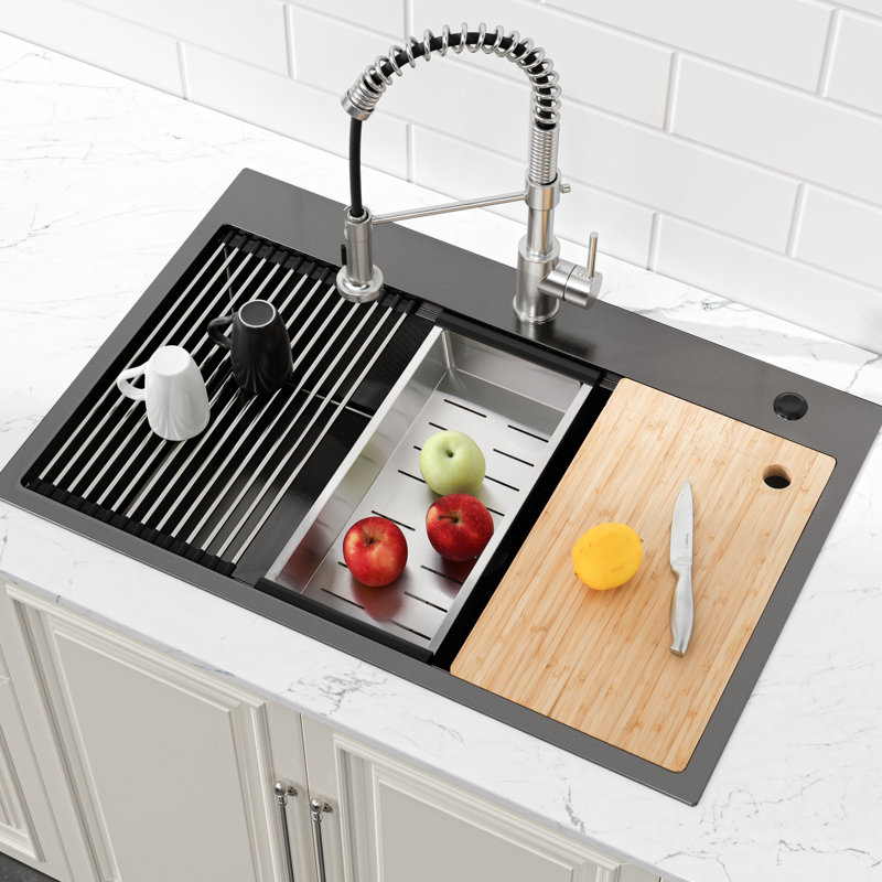 Évier de cuisine en acier inoxydable 33 x 22 à cuve simple en noir, sur comptoir avec planche à découper, offrant un évier noir pratique, améliorant le confort et le fonctionnement silencieux