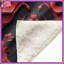 Couvertures rouges à motifs ornés-130053656
